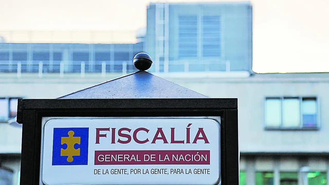 Aviso de la Fiscalía General de la Nación frente a una de sus sedes