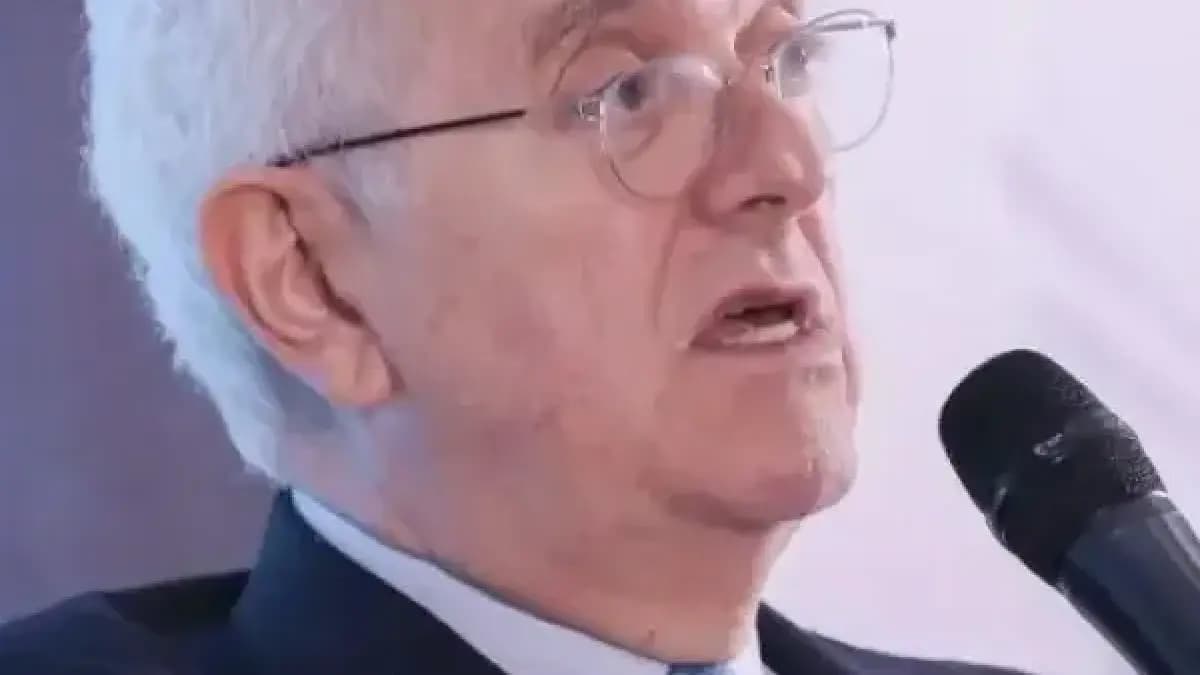 El exministro de Hacienda José Antonio Ocampo habla ante un micrófono durante un acto público