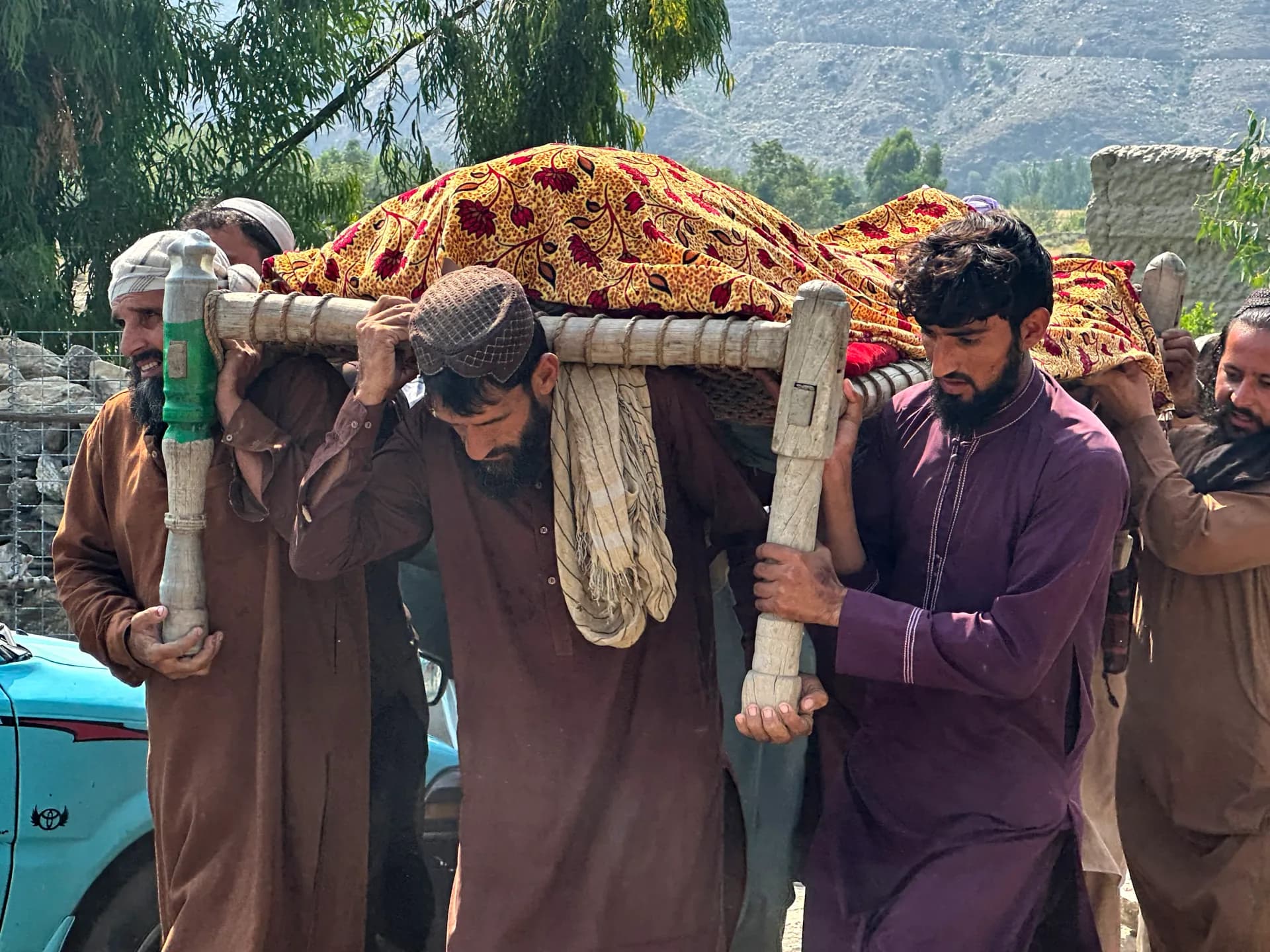 Hombres cargan el cuerpo de una víctima durante un funeral en el distrito de Nurgal, en la provincia afgana de Kunar