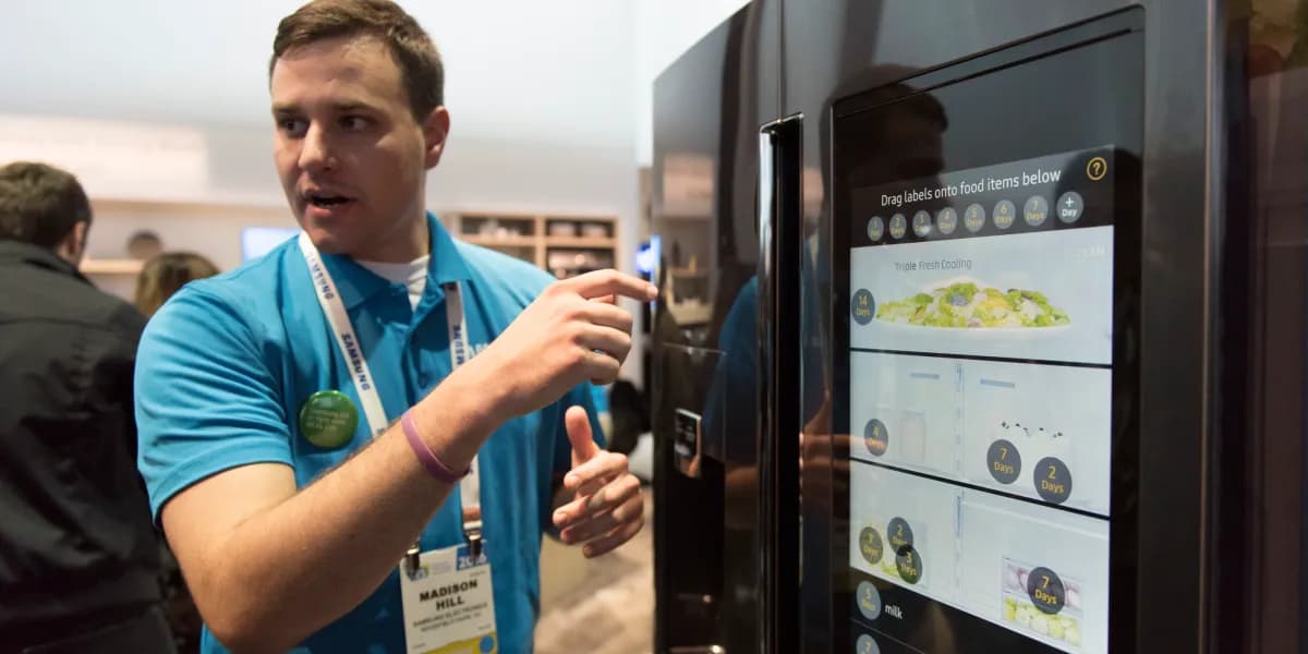 Un empleado de Samsung muestra la pantalla táctil de una nevera inteligente en una feria de tecnología (foto de archivo)