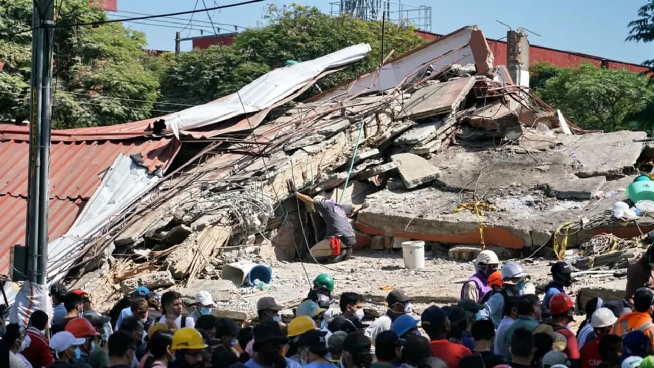 Labores entre los escombros tras el terremoto en Colombia