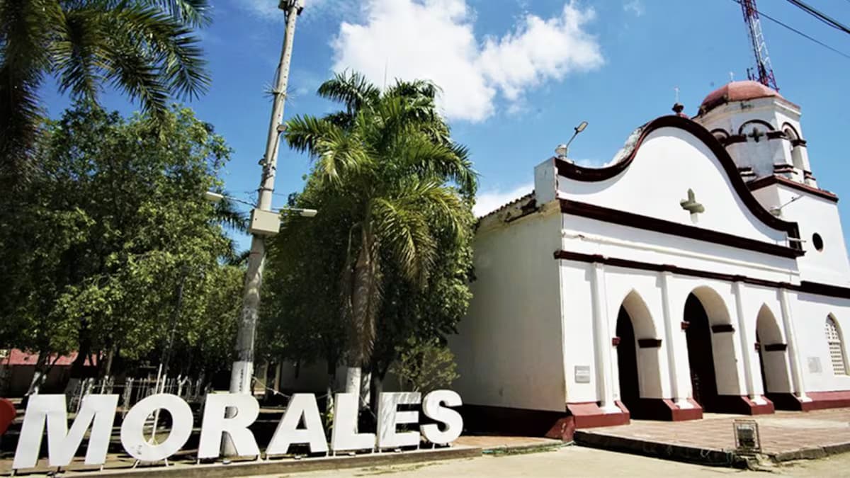 Plaza principal e iglesia del municipio de Morales, en el sur de Bolívar