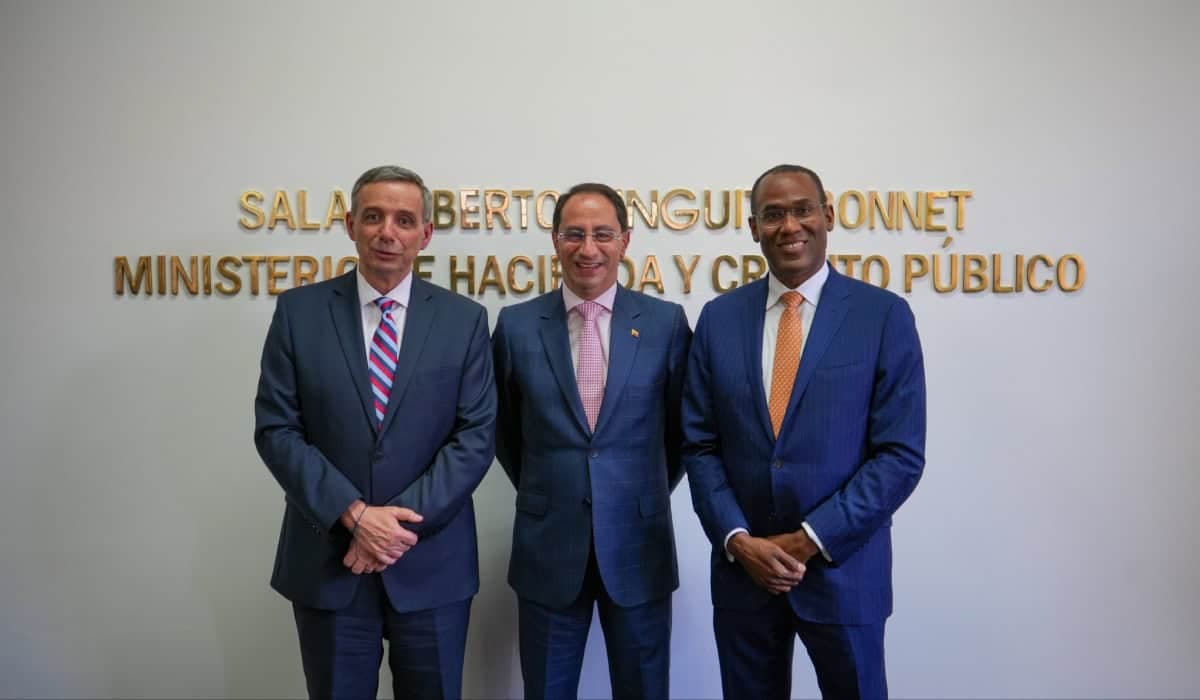 El ministro de Hacienda, Miguel Gómez; el vicepresidente José Manuel Restrepo, y el subdirector gerente del FMI, Nigel Clarke, en el Ministerio de Hacienda
