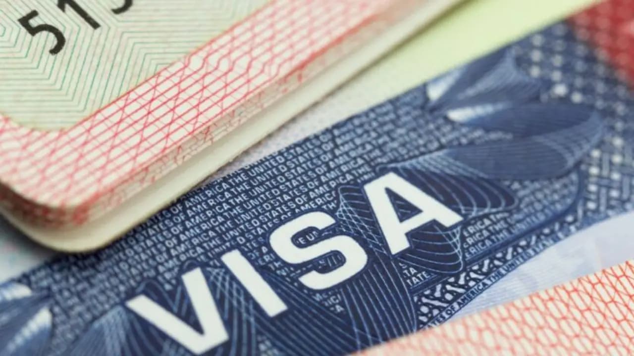 Primer plano de una visa de Estados Unidos estampada en las páginas de un pasaporte