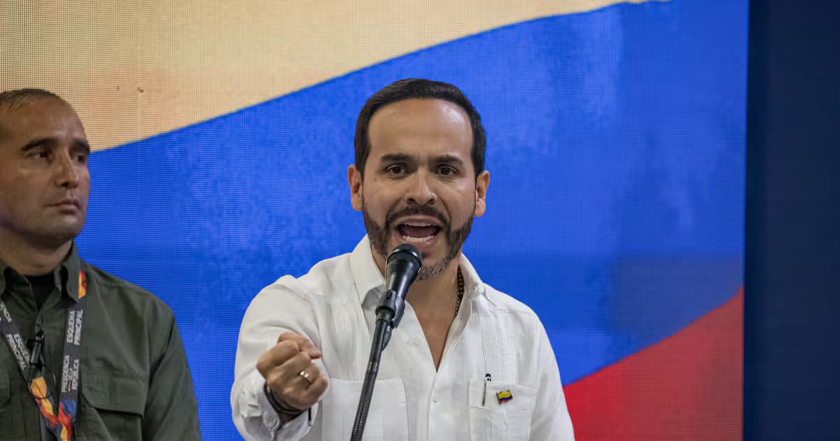 El presidente Abelardo de la Espriella habla ante un micrófono con la bandera de Colombia al fondo