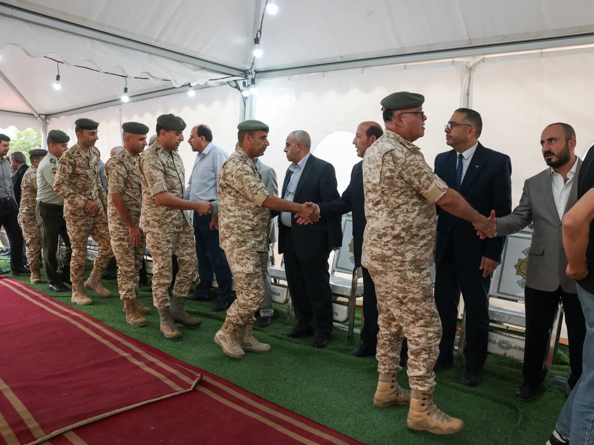 Militares jordanos saludan a asistentes a una ceremonia de condolencias tras el ataque en Karak