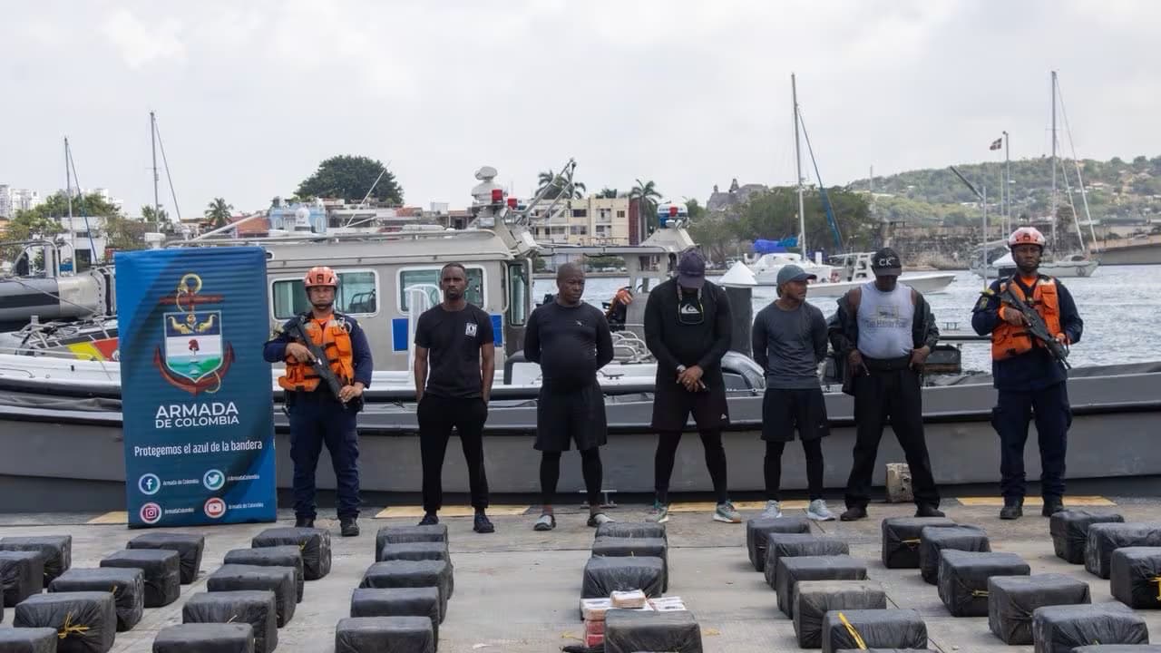 Infantes de marina custodian a los cinco capturados junto a los paquetes de cocaína incautados