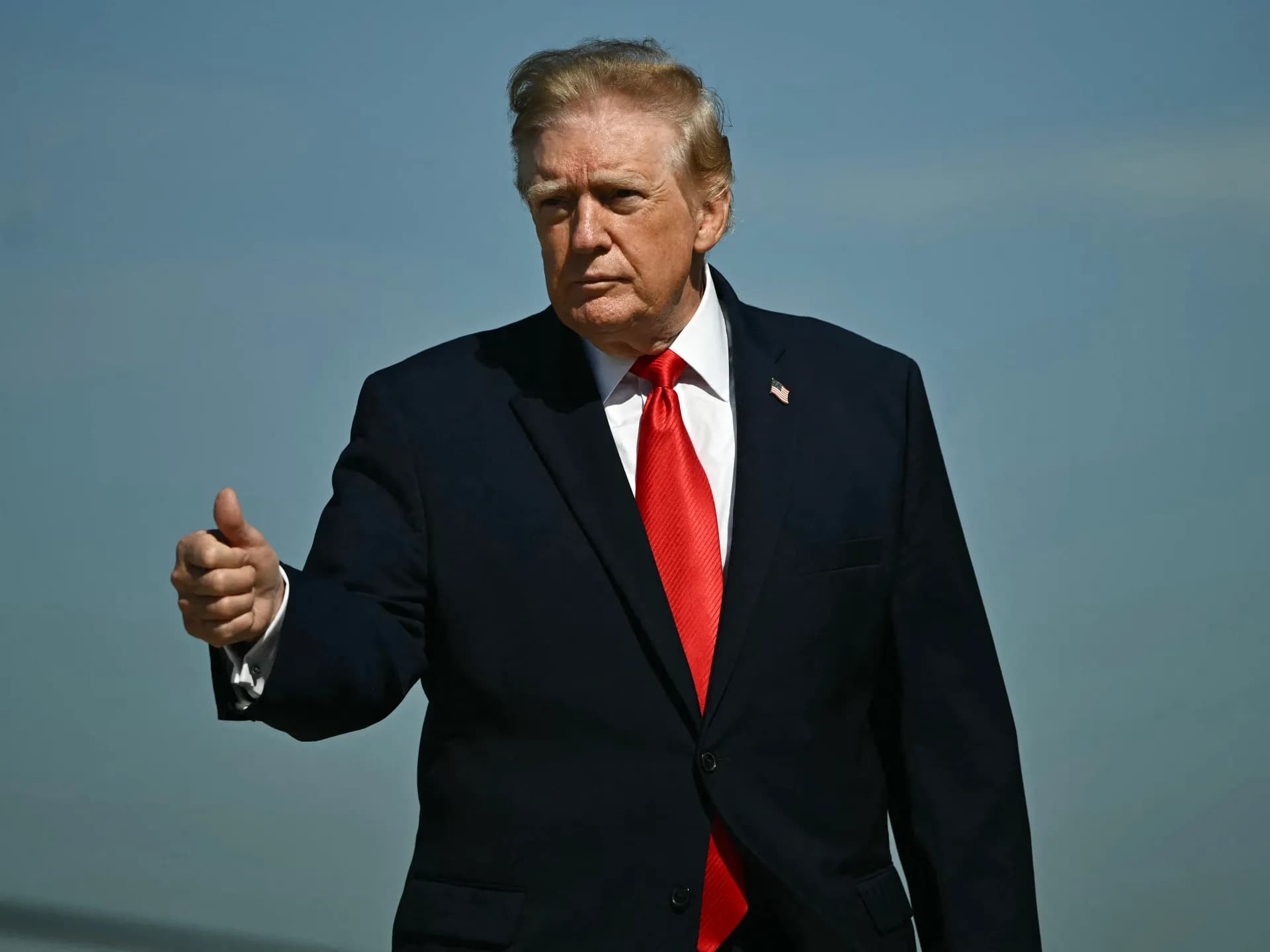 El presidente de Estados Unidos, Donald Trump, levanta el pulgar