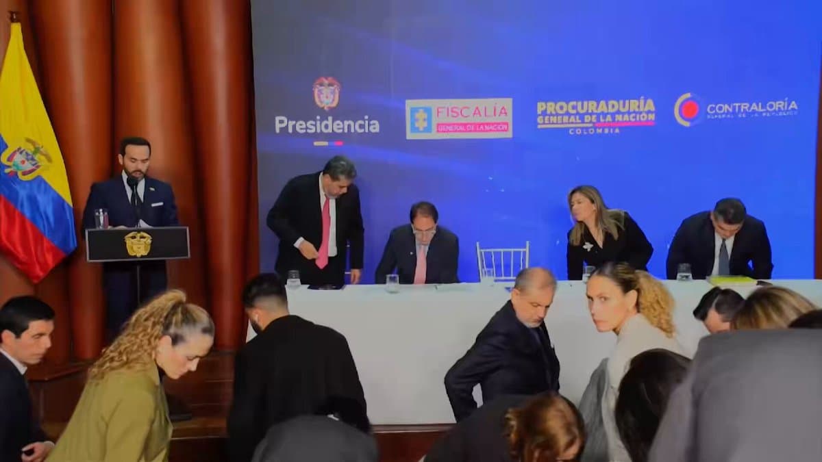 El presidente Abelardo de la Espriella durante la entrega del documento a la Fiscalía