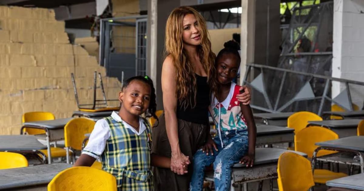 Shakira posa con dos niñas en un aula dañada por el terremoto en el Chocó