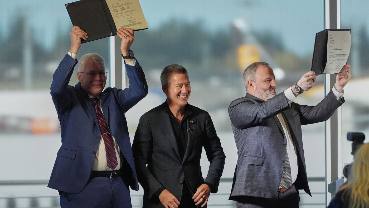 El secretario de Transporte de EE. UU., Sean Duffy, entrega la certificación del 737 Max 10 a directivos de Boeing en la fábrica de Everett, Washington