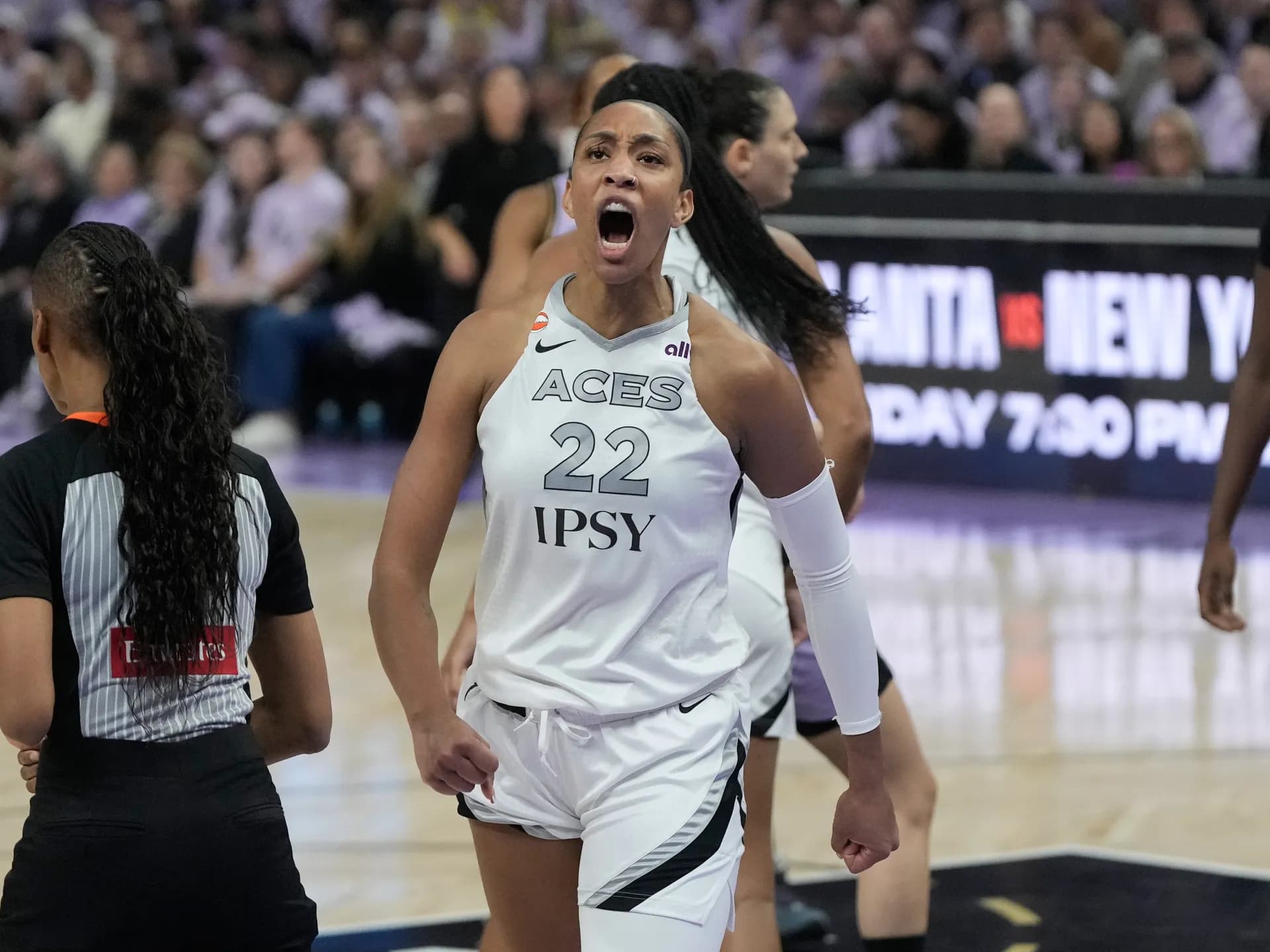 A'ja Wilson celebra durante un partido de Las Vegas Aces