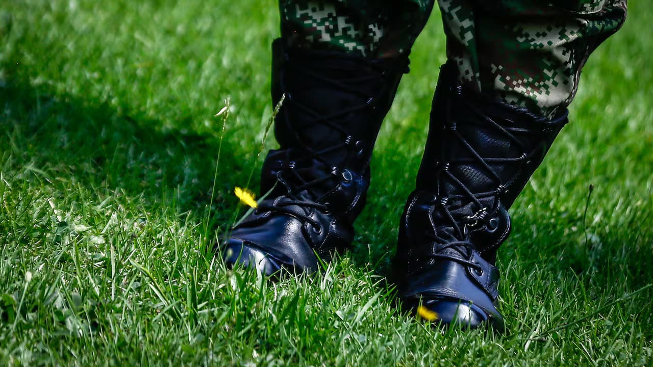 Botas de un soldado del Ejército sobre la hierba