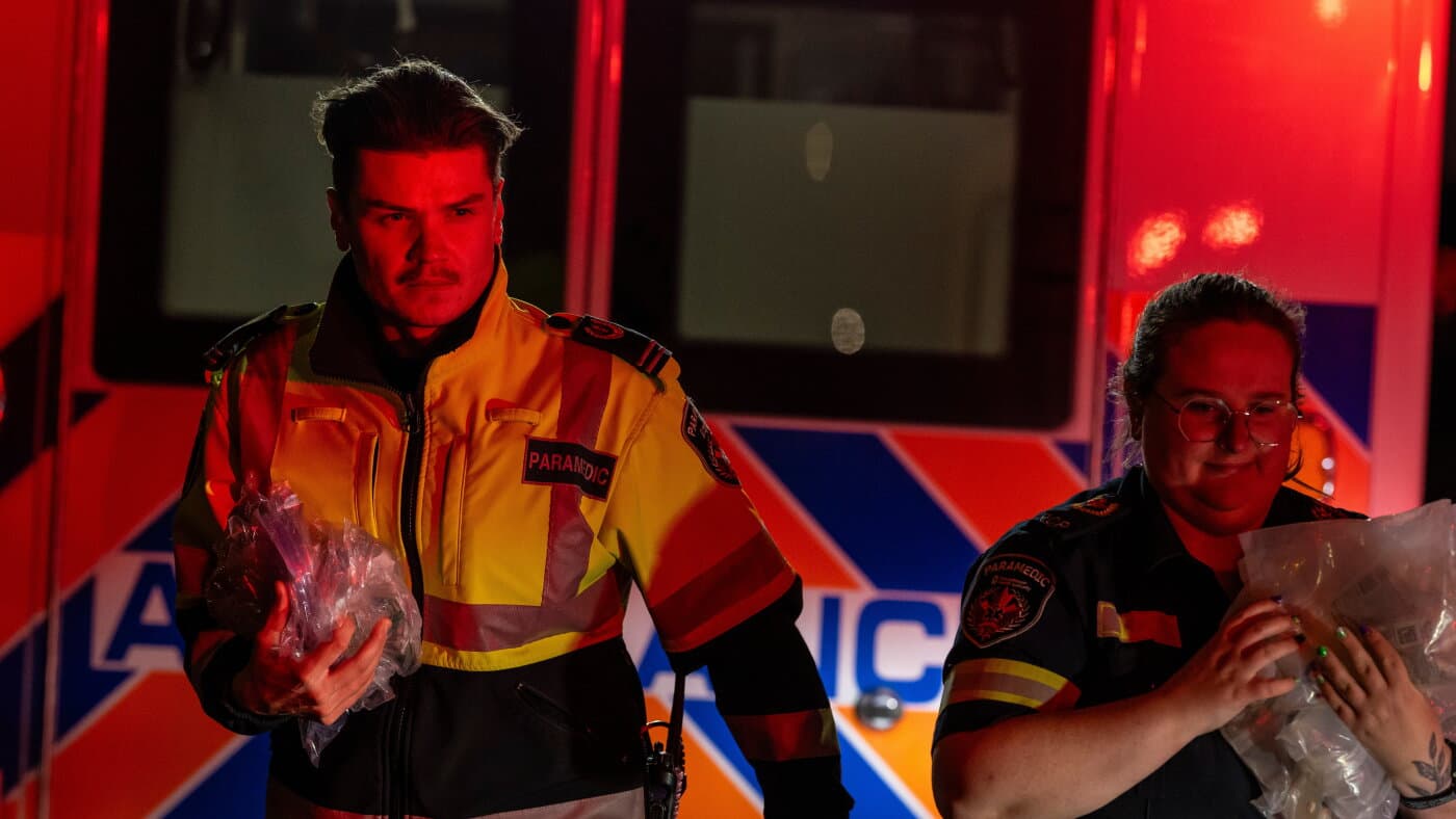 Paramédicos en el centro de salud de Wainwright, donde fueron atendidos militares heridos tras el incendio en la base