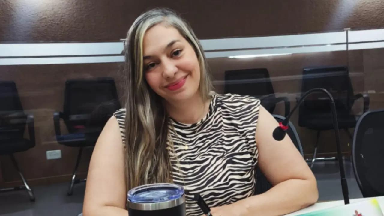 María Angélica Gaviria Londoño sentada en el recinto del Concejo de Itagüí