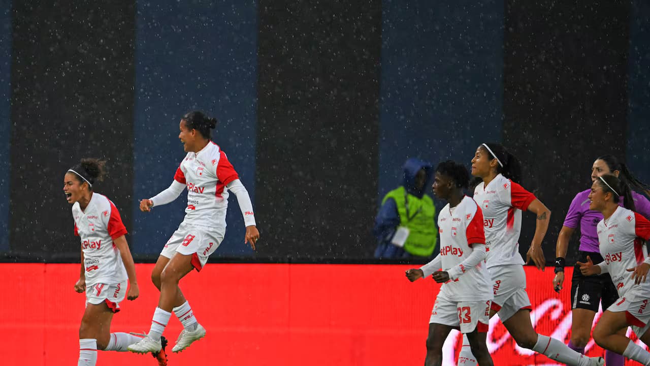 Jugadoras de Santa Fe celebran un gol bajo la lluvia ante Palmeiras