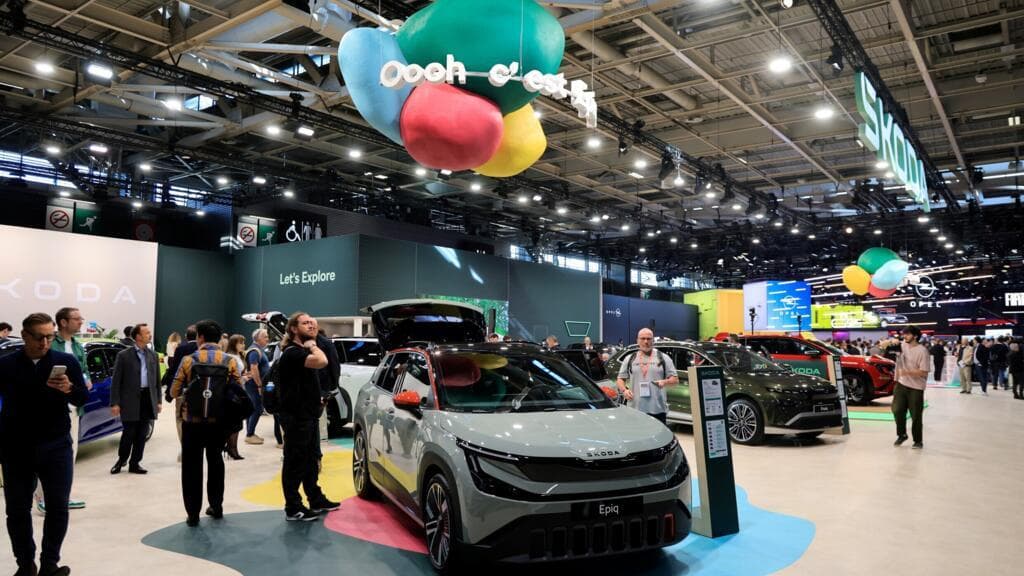 Visitantes recorren los estands de vehículos en el Salón del Automóvil de París, el 12 de octubre de 2026