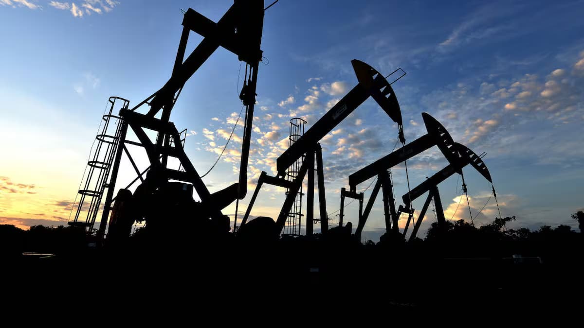 Balancines de extracción de crudo recortados contra el cielo al atardecer