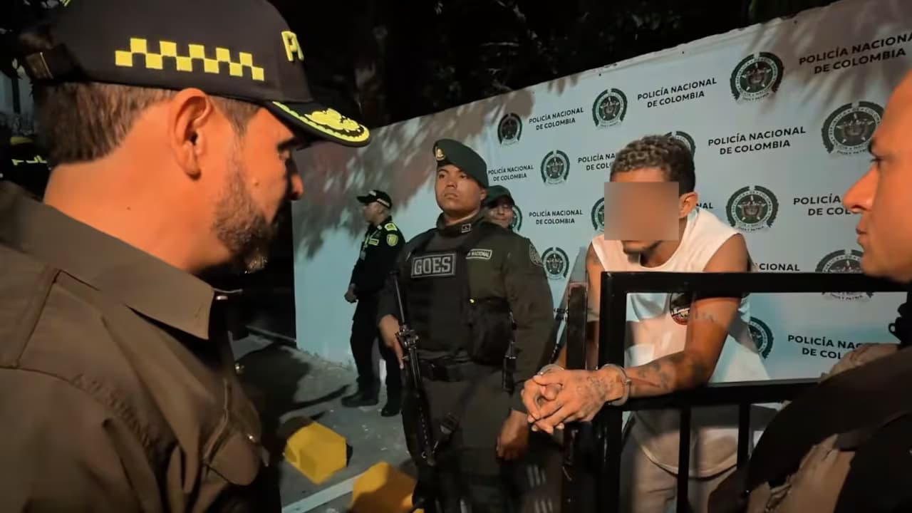 El presidente Abelardo de la Espriella, junto a policías, frente a un capturado en Barranquilla