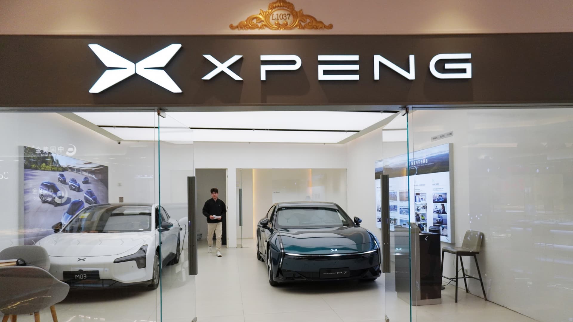 Vitrina de una tienda de XPeng en un centro comercial con dos automóviles eléctricos expuestos