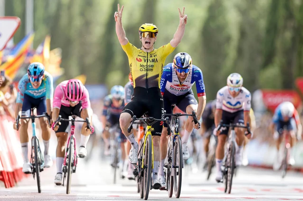 Matthew Brennan cruza la meta con los brazos en alto por delante del pelotón en la quinta etapa de la Vuelta a España