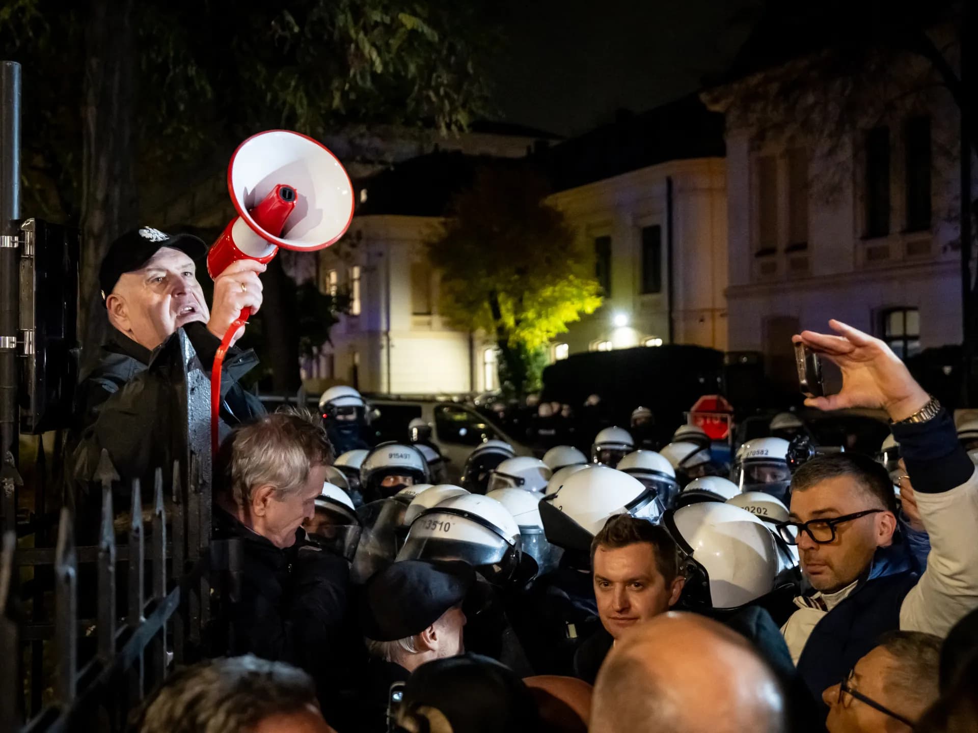 Manifestante con megáfono frente a la policía antidisturbios a las puertas del Tribunal Constitucional en Varsovia