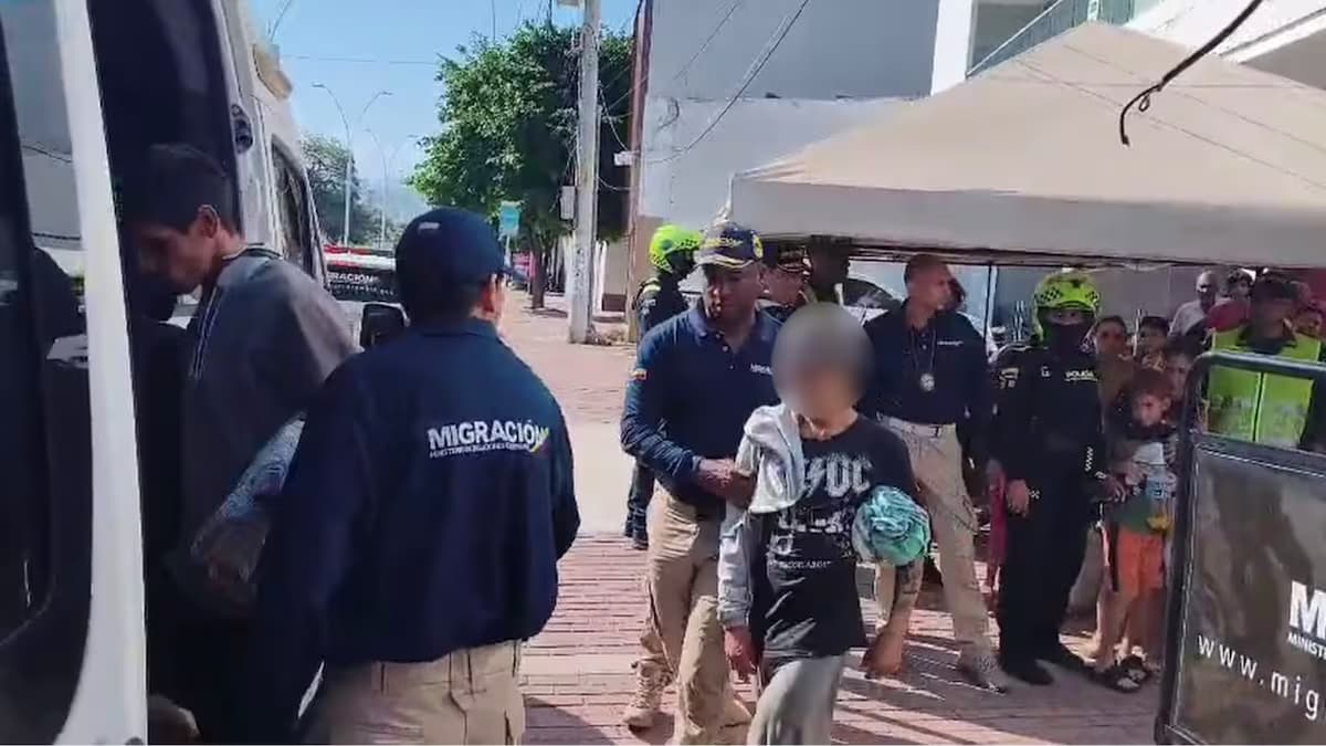 Funcionarios de Migración Colombia y policías suben a extranjeros expulsados a un vehículo en Santa Marta