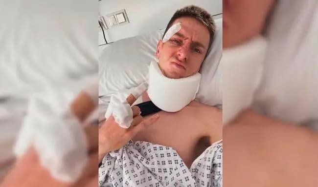 Tadej Pogacar, con collarín y un apósito en la frente, recostado en una cama de hospital