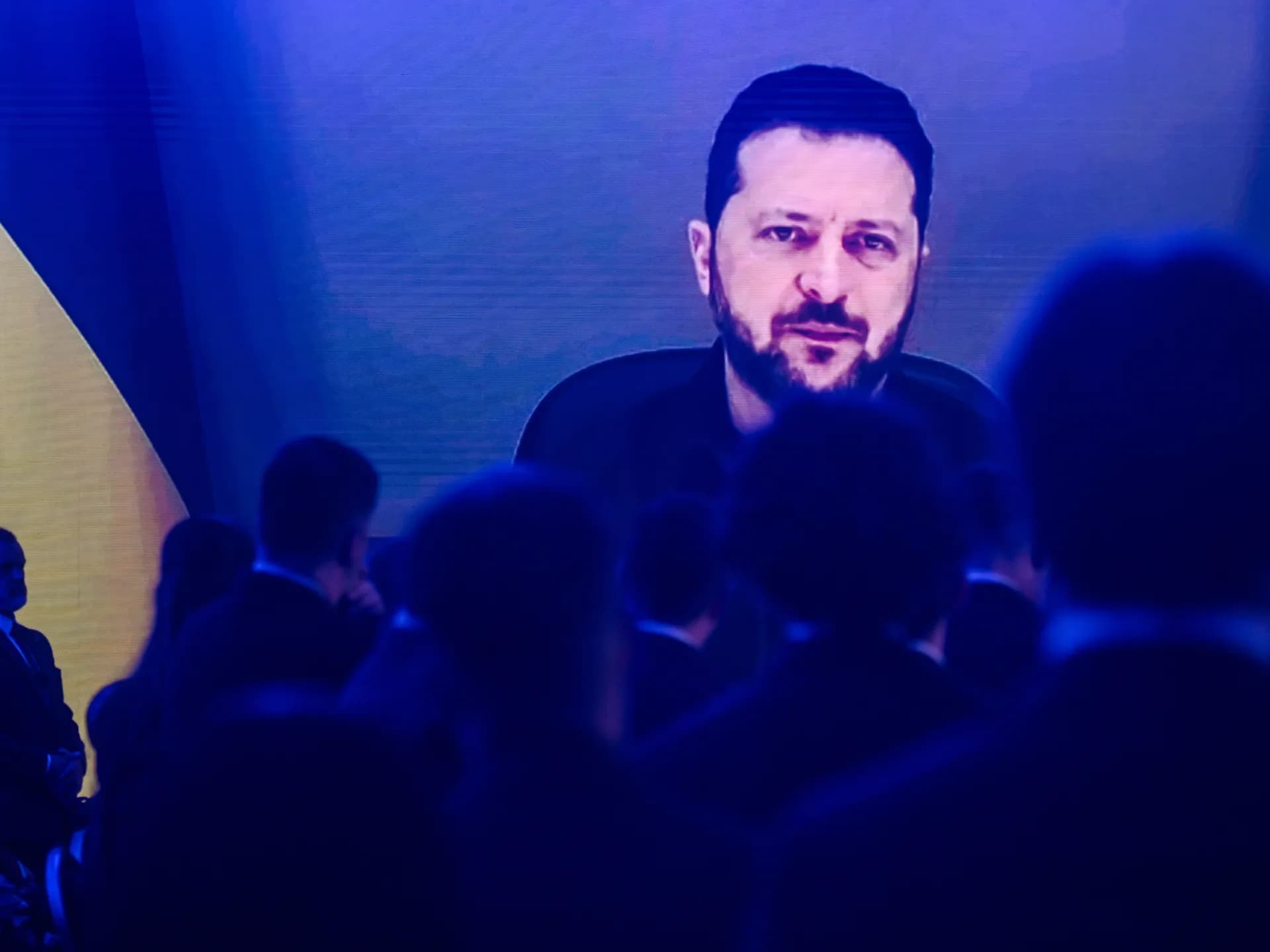 Volodímir Zelenski aparece en una pantalla gigante durante su intervención por videoconferencia ante un auditorio