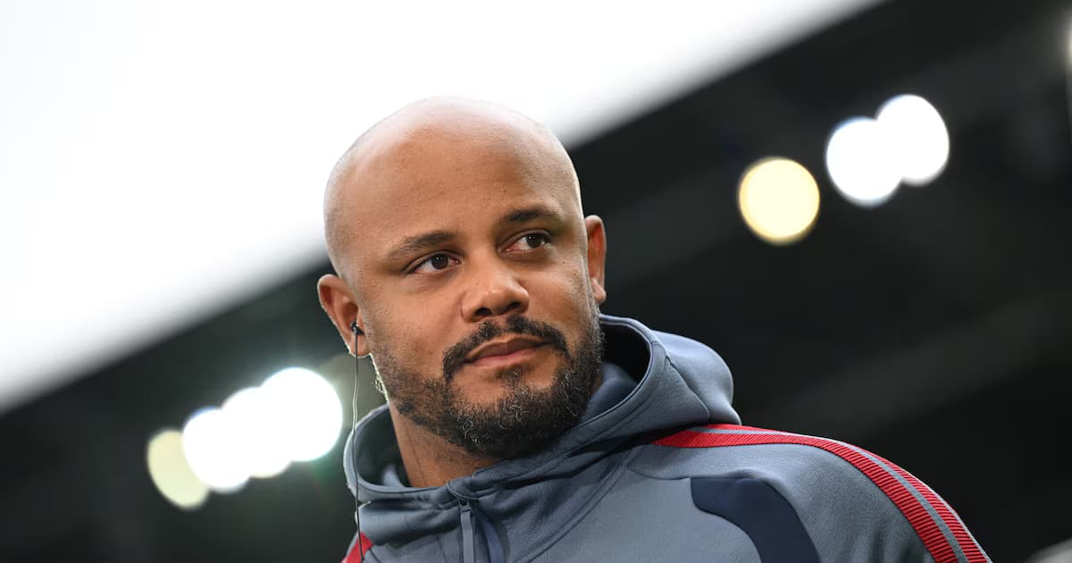 Vincent Kompany, entrenador del Bayern Múnich, con chaqueta del club en un estadio