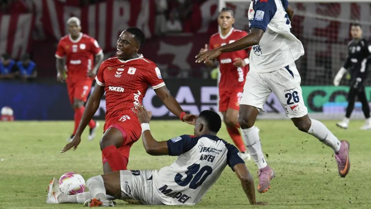 Un jugador del América de Cali y uno del Independiente Medellín disputan el balón en el estadio Pascual Guerrero