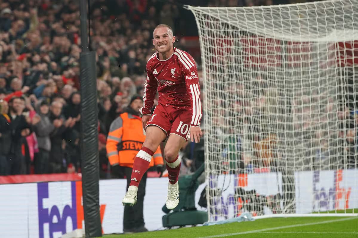 Alexis Mac Allister celebra uno de sus goles con Liverpool ante el Villarreal en Anfield
