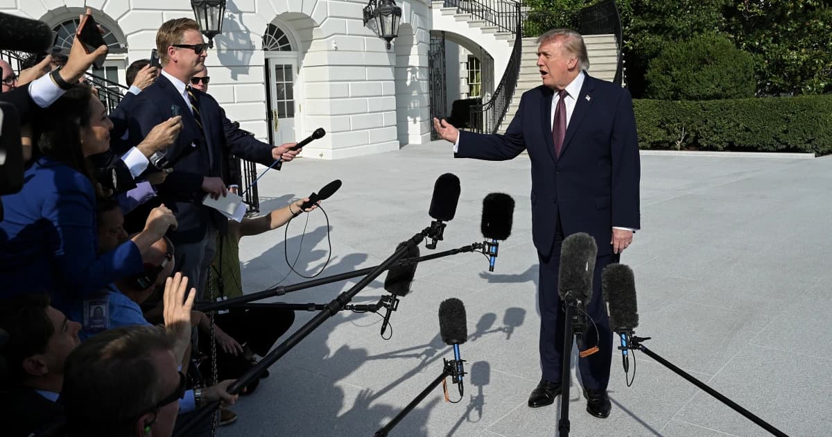 Donald Trump responde preguntas de periodistas en los jardines de la Casa Blanca