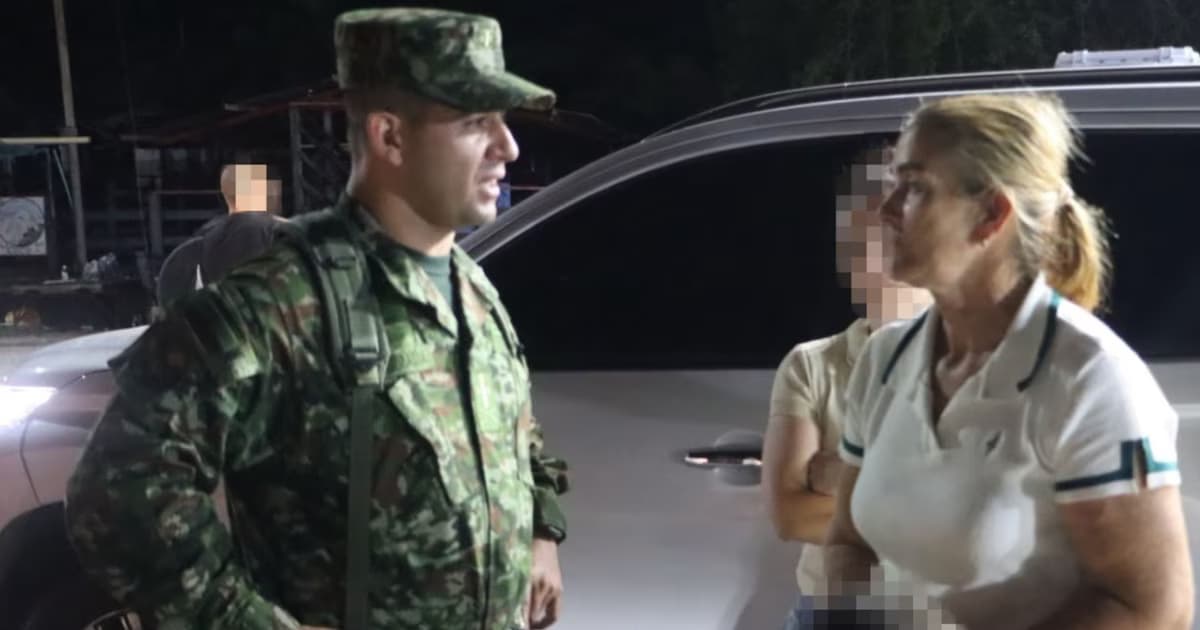 Un militar habla con Marlene Cuartas tras su rescate en San Pablo, sur de Bolívar