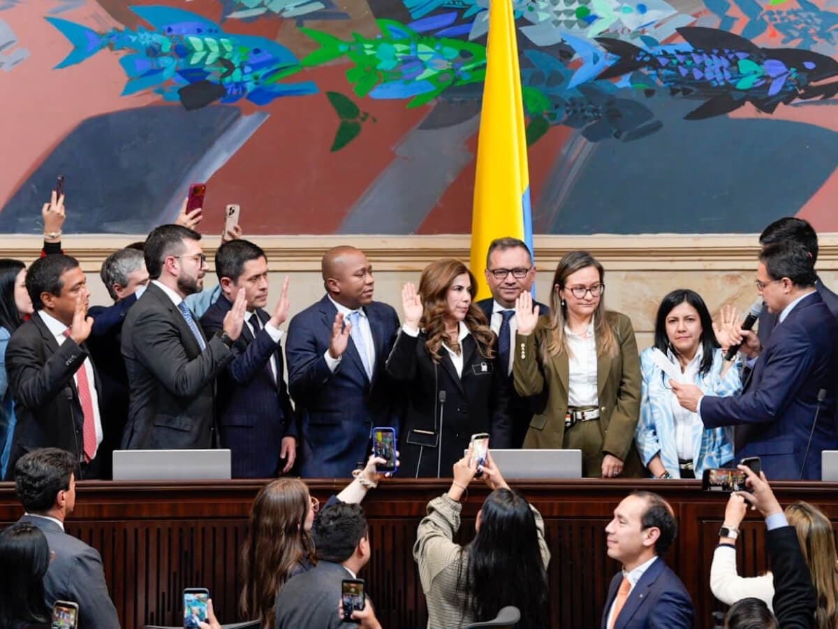Congresistas levantan la mano derecha durante una posesión en el recinto del Capitolio Nacional, en una imagen de archivo