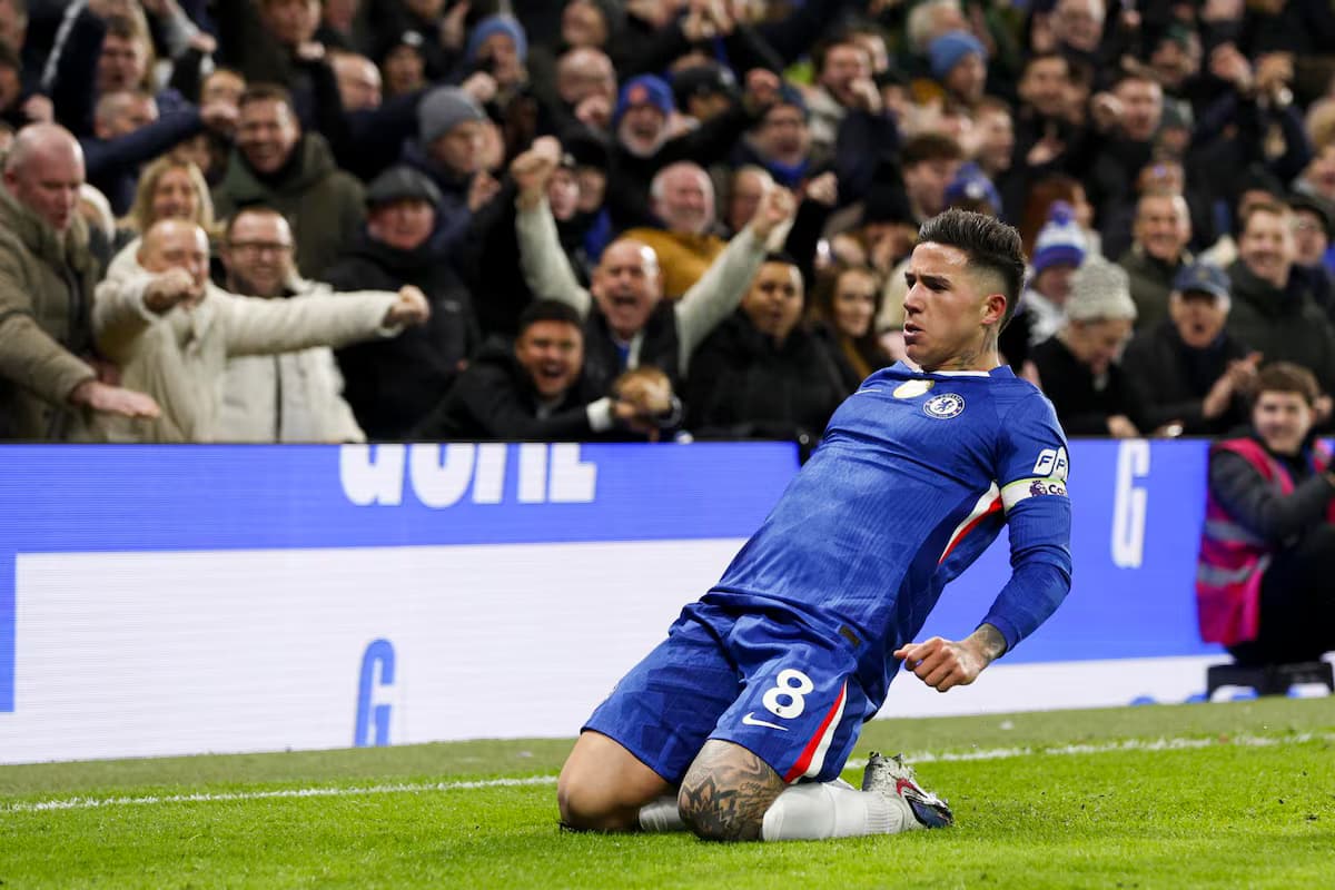 Enzo Fernández durante un partido con el Chelsea