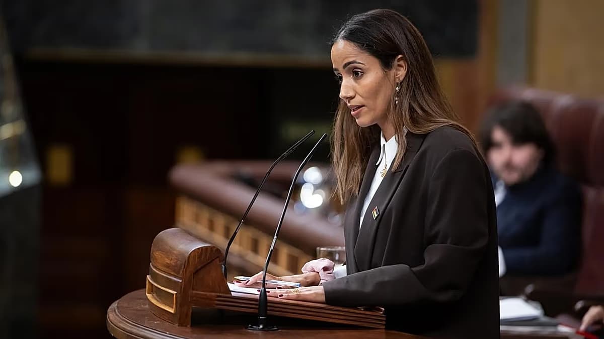Una diputada interviene desde la tribuna del Congreso de los Diputados de España