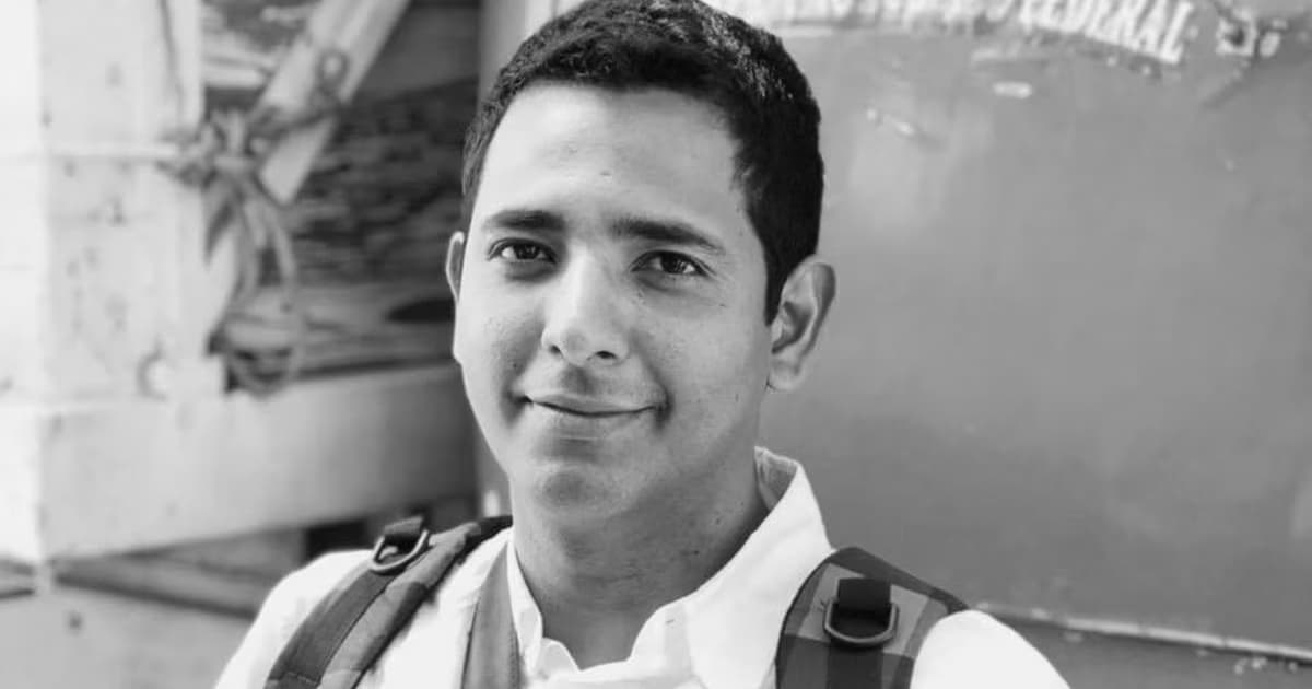 Retrato en blanco y negro del periodista Hamurabi Huesca Manzano
