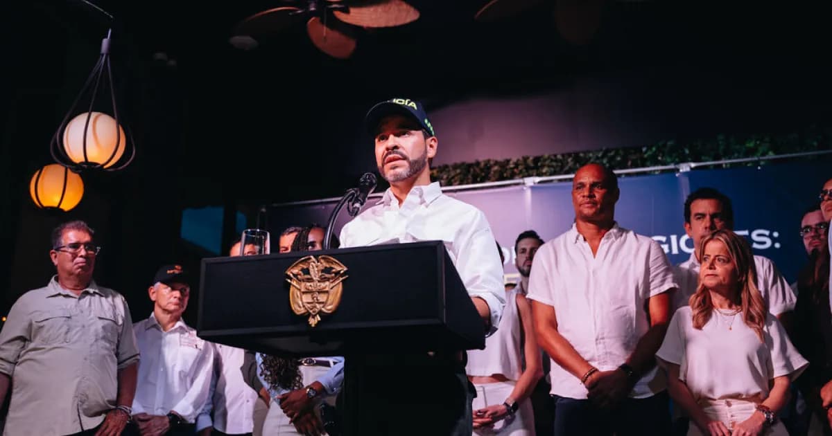 El presidente Abelardo de la Espriella habla en un atril en San Andrés, rodeado de funcionarios