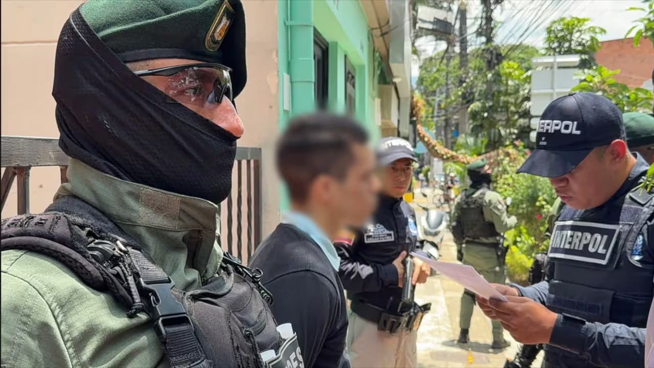 Agentes de la Dijín e Interpol durante la captura de Cleiver Rondón Gutiérrez en el barrio Laureles, Medellín