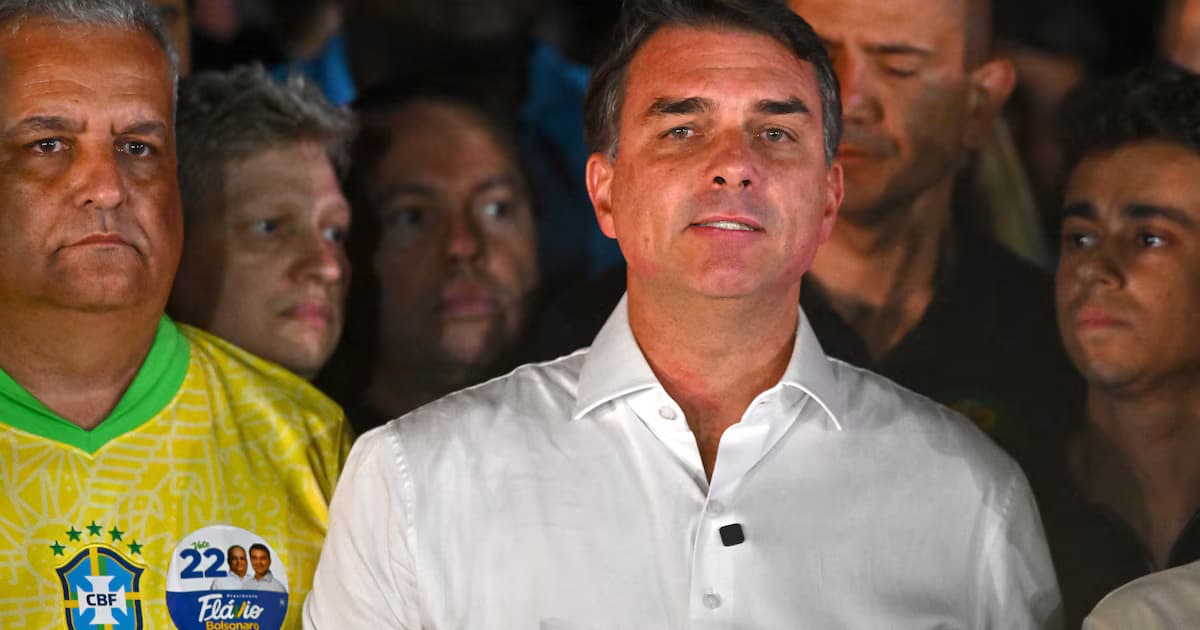 Flávio Bolsonaro, con camisa blanca, entre simpatizantes durante un acto de campaña