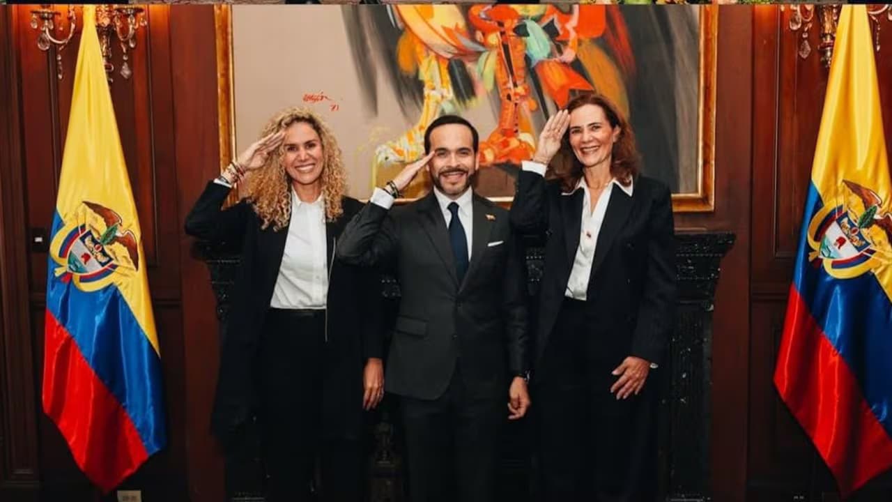 El presidente Abelardo de la Espriella, entre dos funcionarias, durante la posesión en la presidencia de Colpensiones