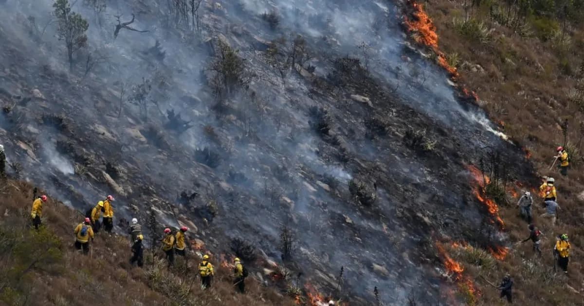 Brigadistas combaten las llamas en una ladera del cerro San Marcos, en Villa de Leyva, Boyacá