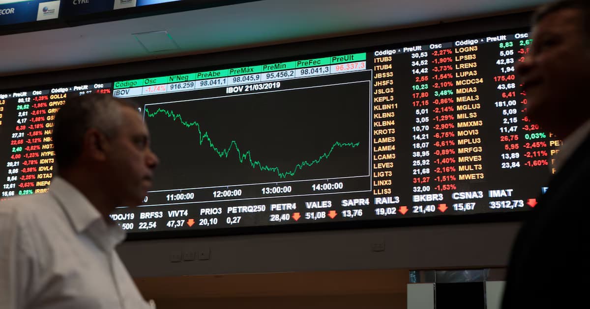 Operadores frente a la pantalla de cotizaciones de la bolsa de São Paulo
