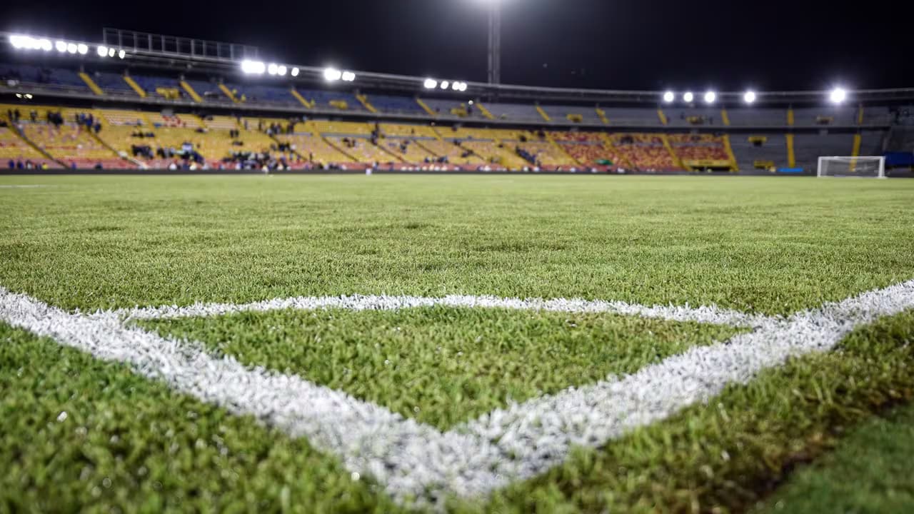 Gramilla del estadio Nemesio Camacho El Campín, en Bogotá, de noche