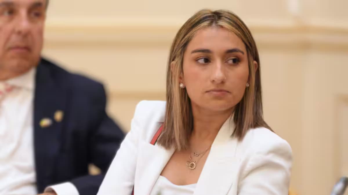 Laura Sarabia, con chaqueta blanca, sentada durante una reunión oficial