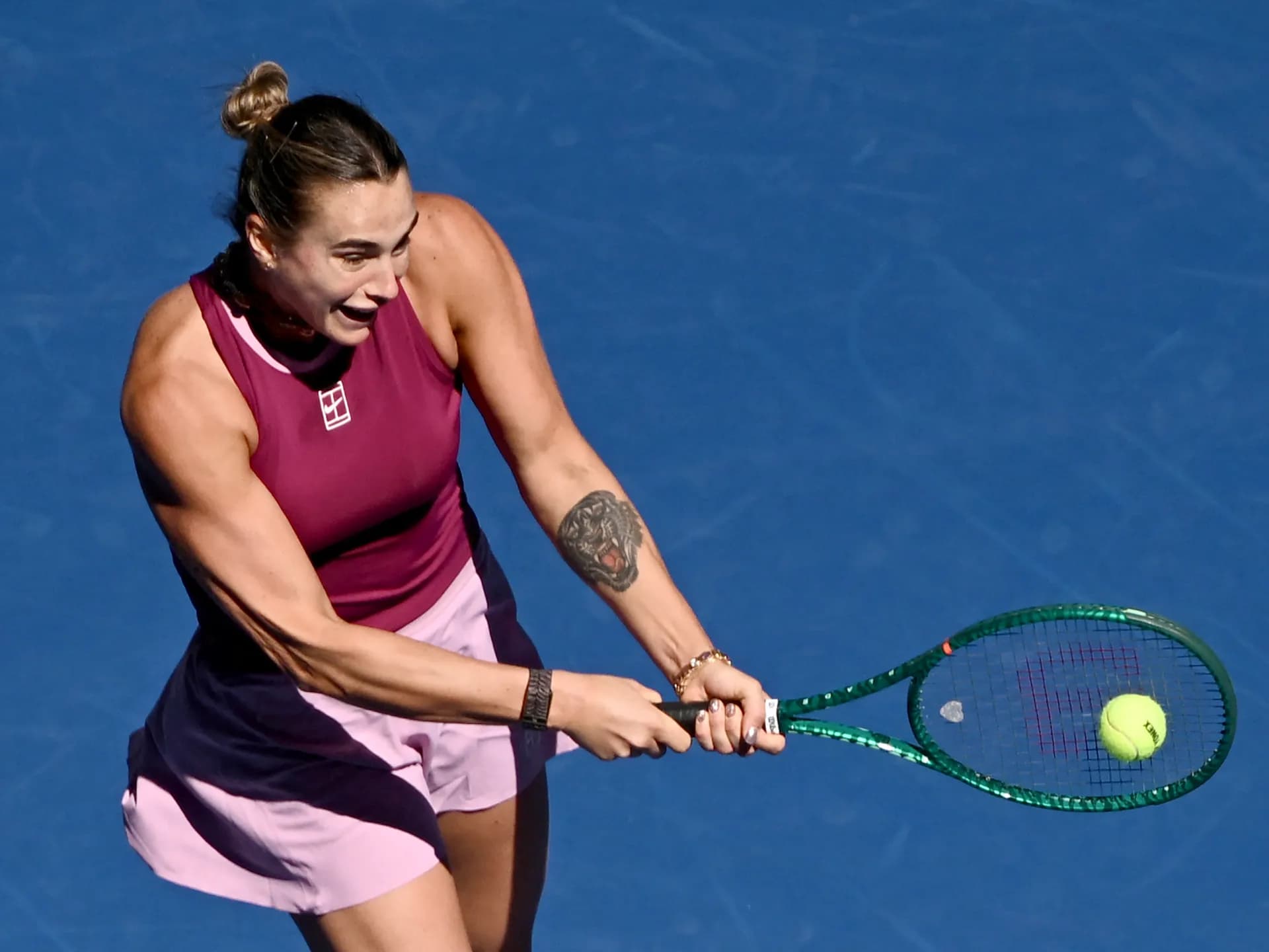 Aryna Sabalenka devuelve de revés durante su partido en el Abierto de China