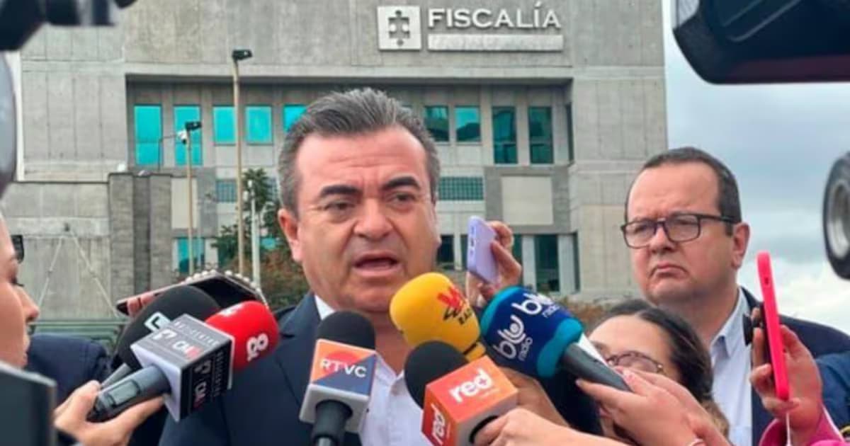 Olmedo López habla ante los medios frente al búnker de la Fiscalía en Bogotá