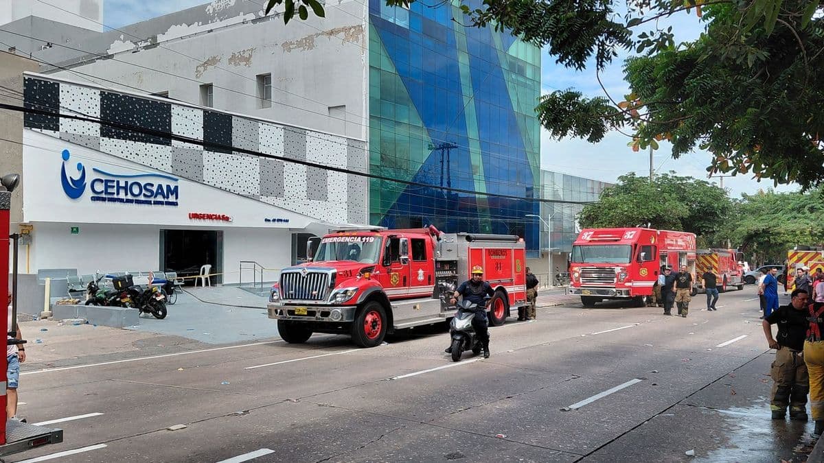 Máquinas de Bomberos frente a la Clínica Cehosam, en el norte de Barranquilla