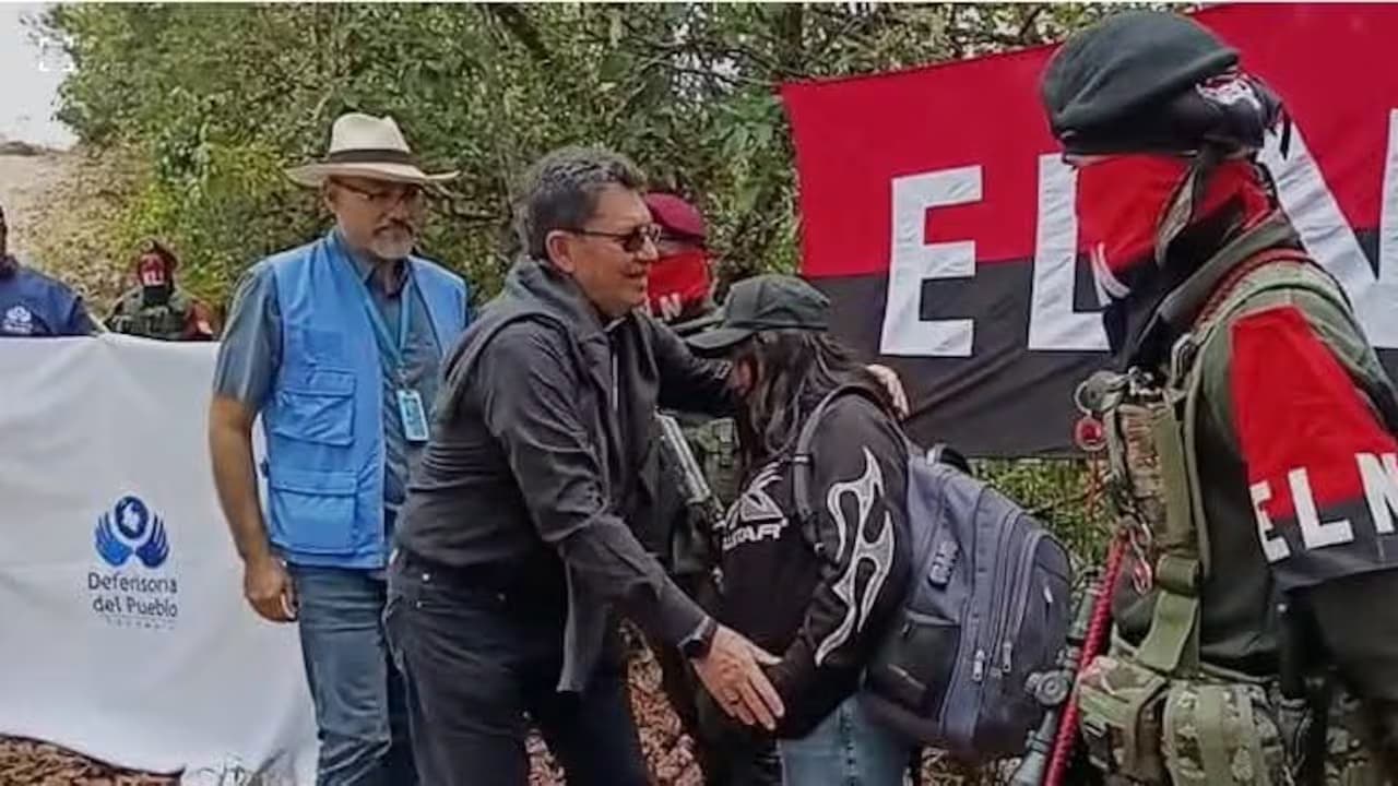 Miembros de la comisión humanitaria reciben a la adolescente liberada por el ELN en una zona rural del Cauca